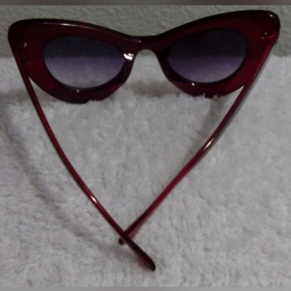 Vintage-Inspired Burgundy Cat-Eye Sunglasses - Picture 4 of 4
